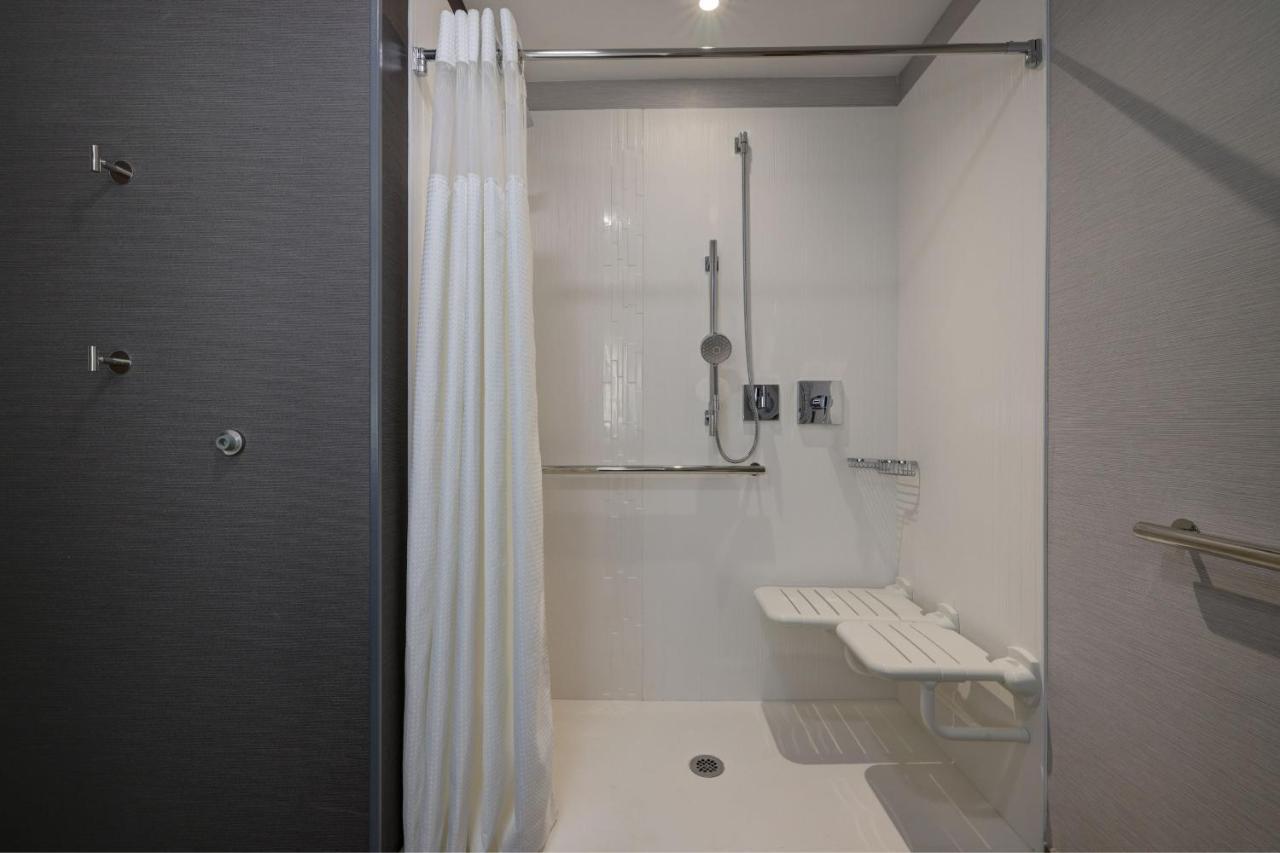 Courtyard By Marriott Iowa City University Heights Экстерьер фото